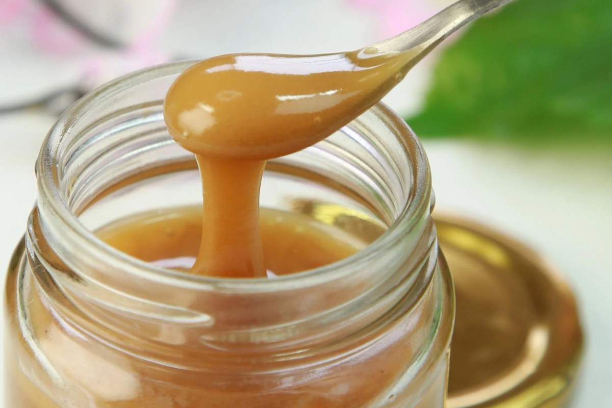 I principali 8 benefici del miele di manuka e perché è così costoso?