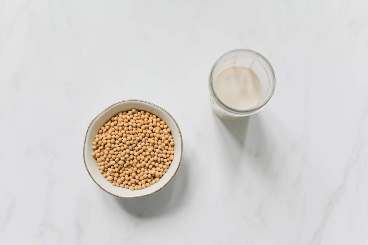 Il latte di soia fa bene alla salute? Chi dovrebbe evitarlo?